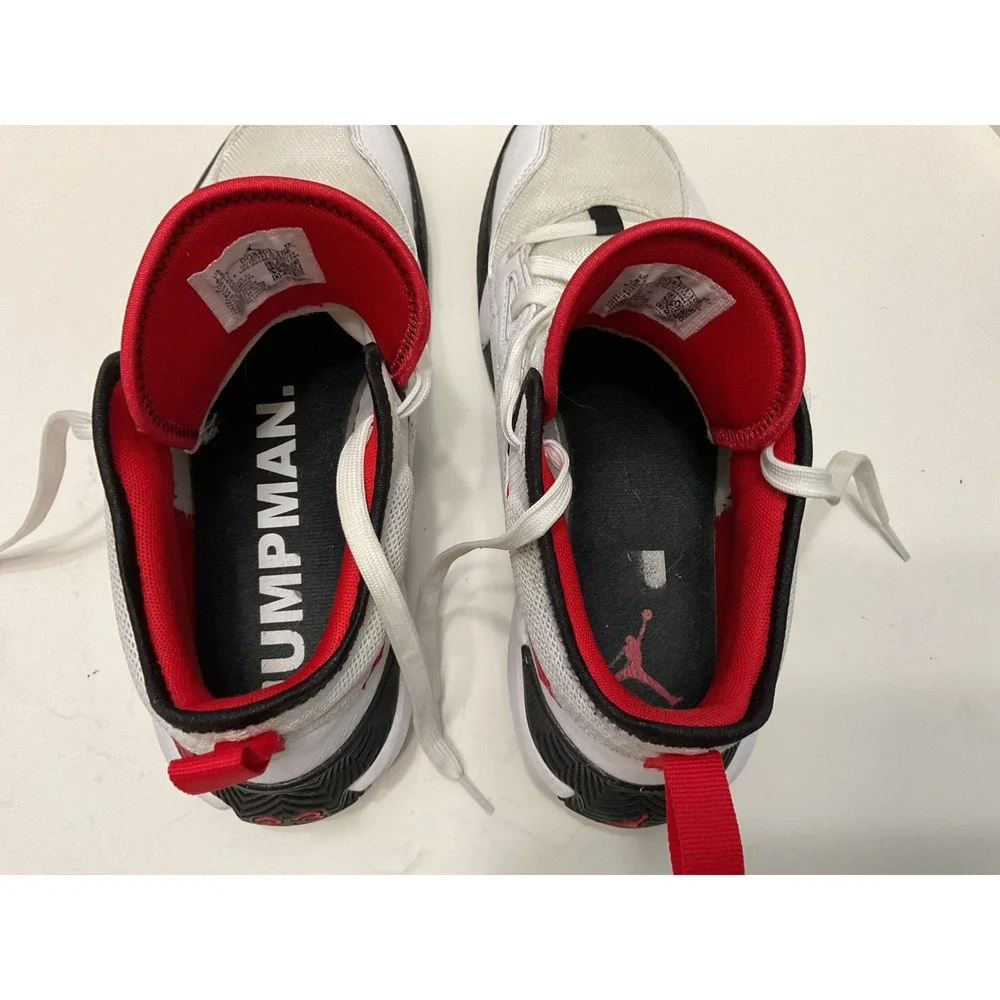 Jordan Max Aura 5 Mens White University Red Black Sneakers‎ DQ8401-106 Size 8.5